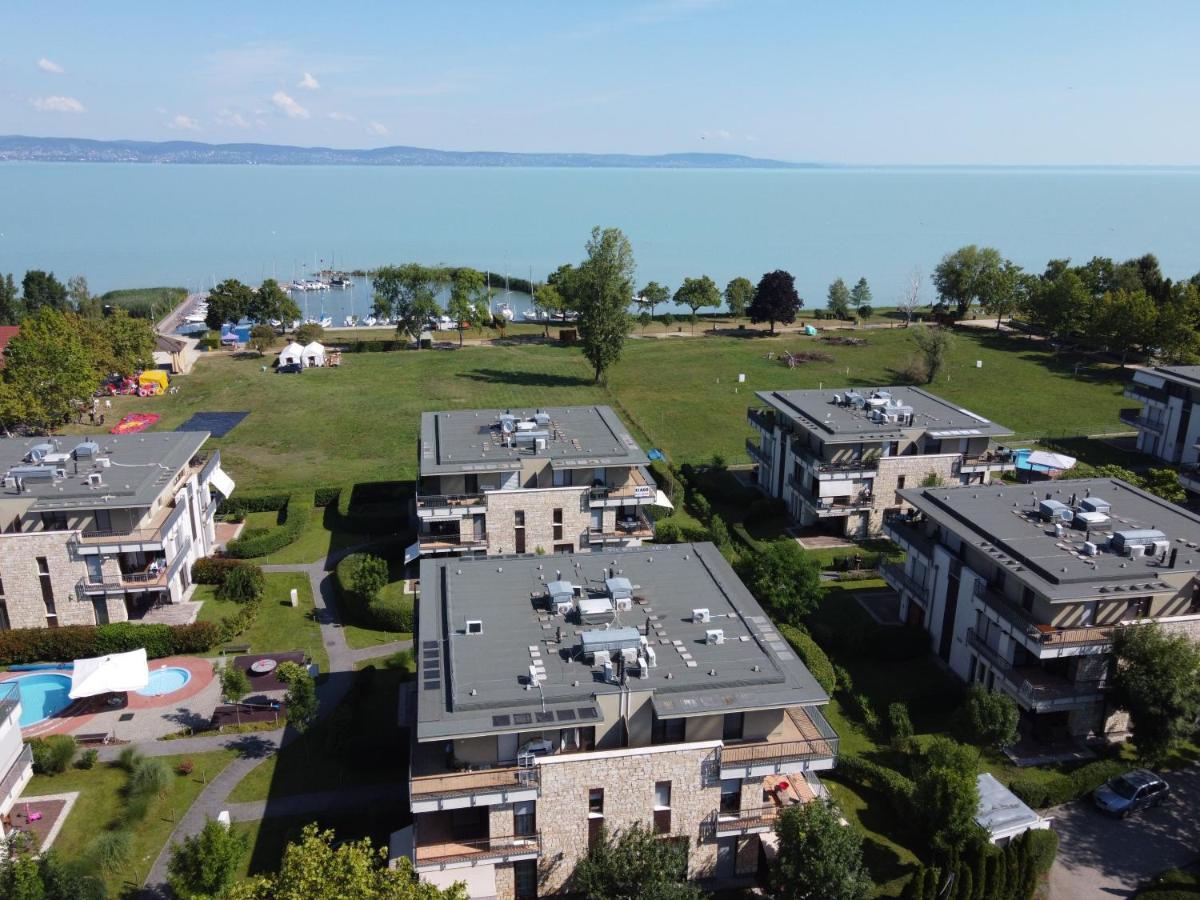 Lakeside Luxury Apartment Zamárdi エクステリア 写真